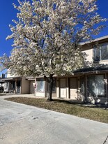 1421 Cimarron Ct, Unit Unit 2 in Tehachapi, CA - Building Photo