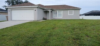 411 NE Juanita Pl in Cape Coral, FL - Building Photo