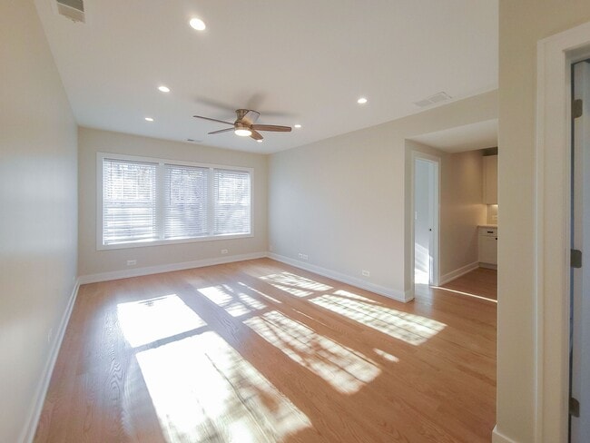 2020 W Ainslie St, Unit 1