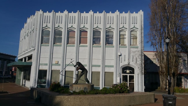 105 E 5th St in Pittsburg, CA - Foto de edificio - Building Photo