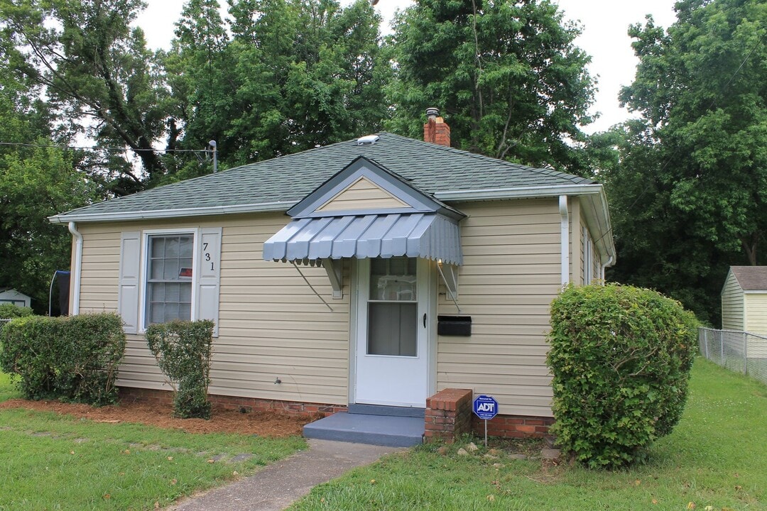 713 Downing St in Hampton, VA - Building Photo