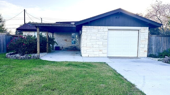 13113 Hearn Rd in Corpus Christi, TX - Building Photo - Building Photo