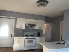 24 Mullen Ct in Newton, MA - Building Photo - Building Photo