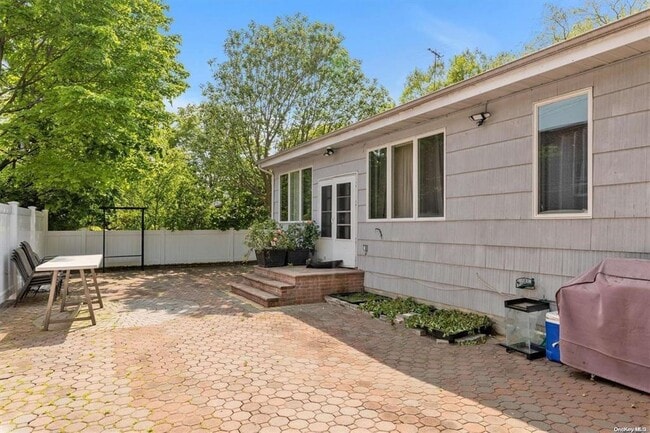 7 Henry St in Great Neck, NY - Building Photo - Building Photo
