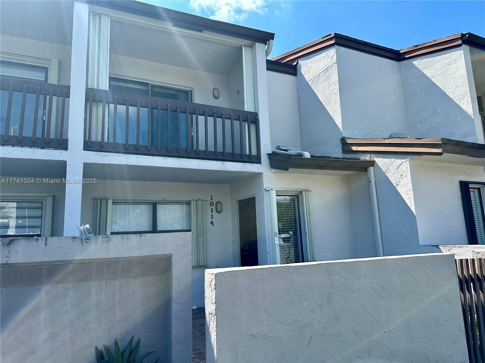 10114 NW 41st St in Doral, FL - Building Photo