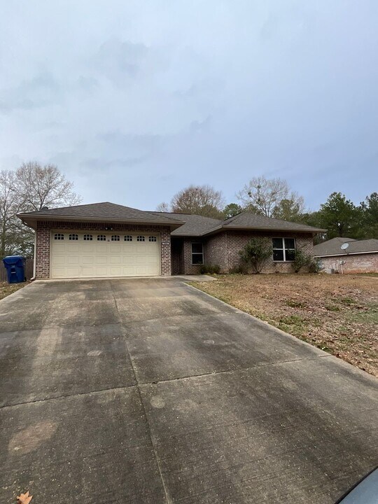 595 Lewis Perkins Rd in Leesville, LA - Building Photo