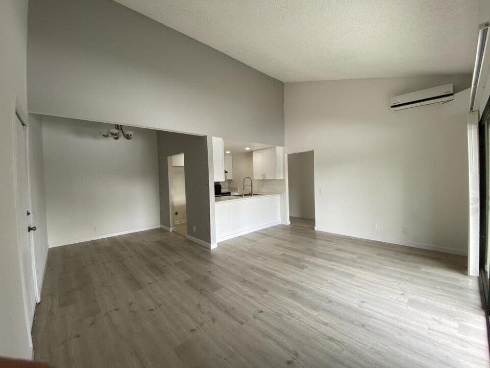 180 N Richmont Dr in Anaheim, CA - Building Photo