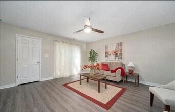 155 Delmar Ln in Newport News, VA - Building Photo - Building Photo