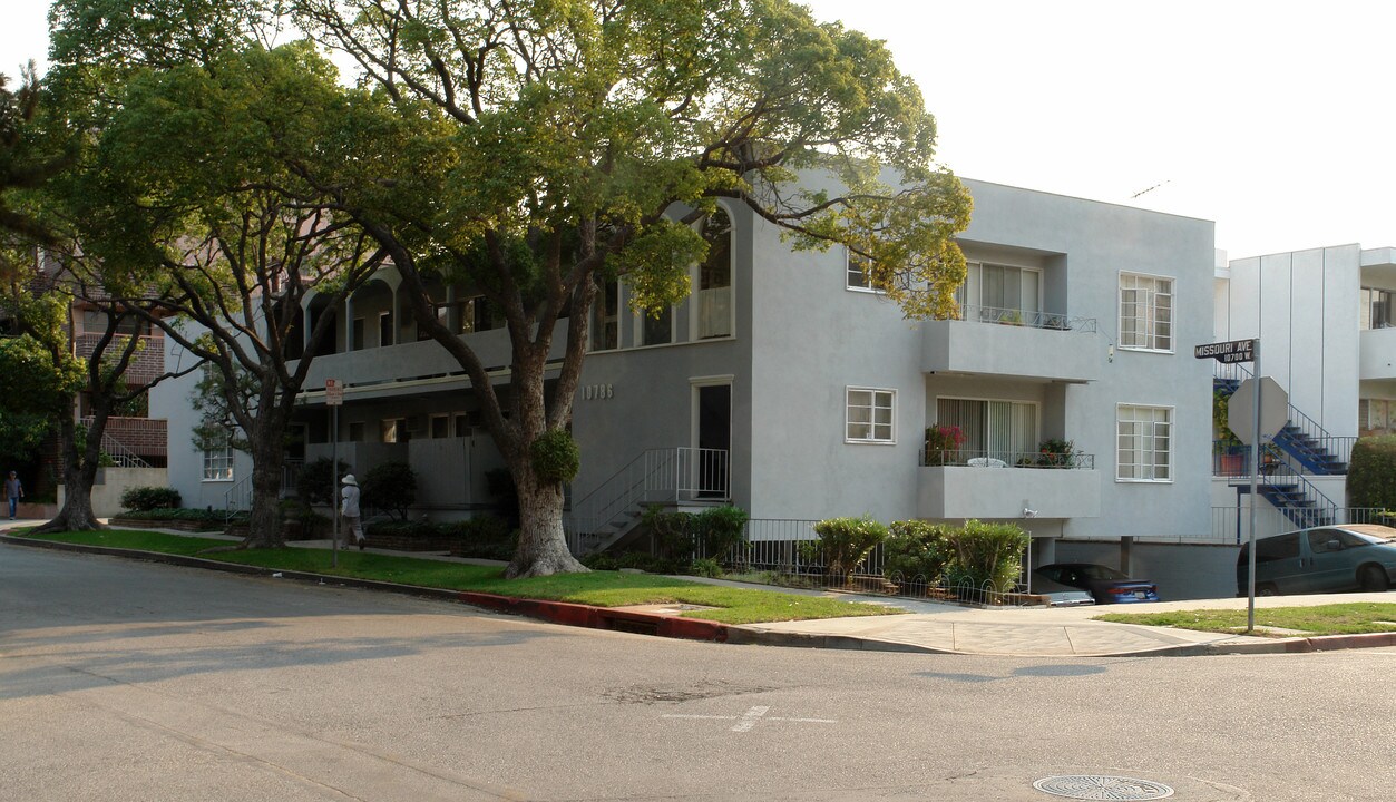 10786 Missouri Ave in Los Angeles, CA - Foto de edificio