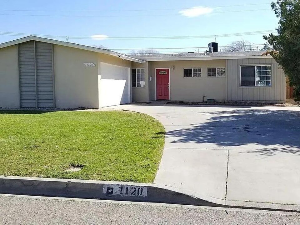 1120 W Ave J14 in Lancaster, CA - Building Photo