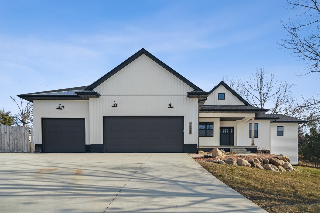 2939 Diamondhead Cir in Hiawatha, IA - Building Photo