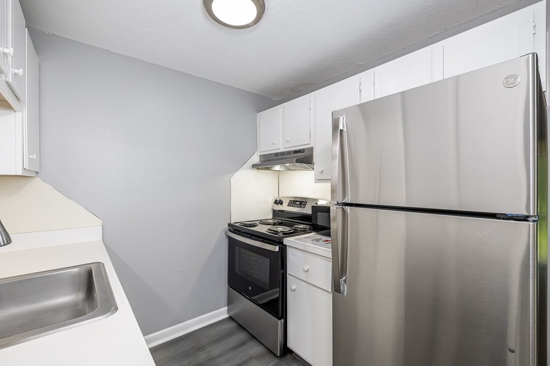 High Meadow in Ellington, CT - Foto de edificio