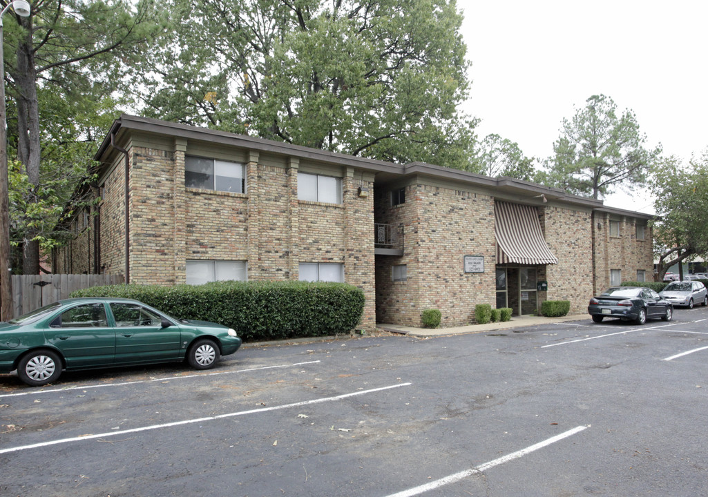 Highland Oaks in Memphis, TN - Building Photo