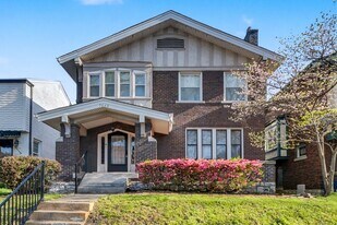 7045 Pershing Ave in University City, MO - Building Photo