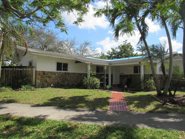 1601 N Yale Dr in Hollywood, FL - Building Photo - Building Photo