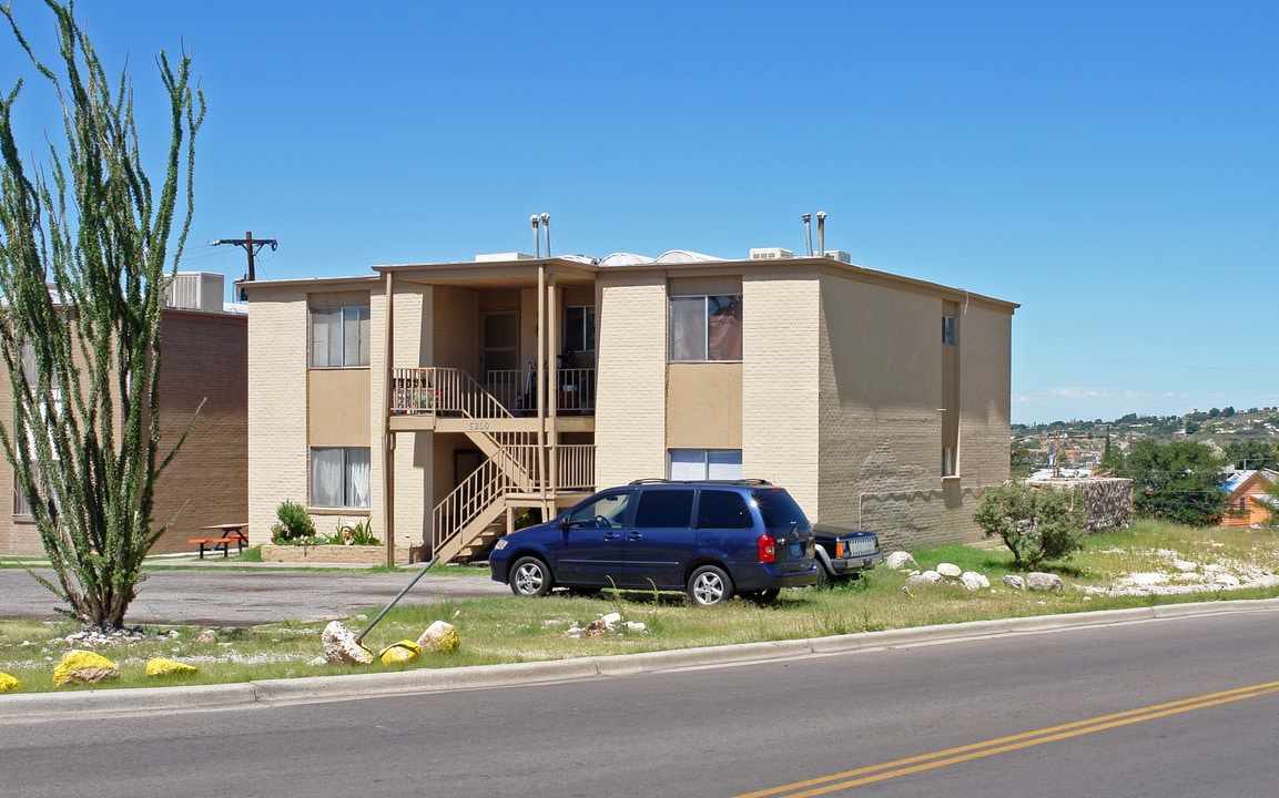 5200 Carousel Dr in El Paso, TX - Building Photo