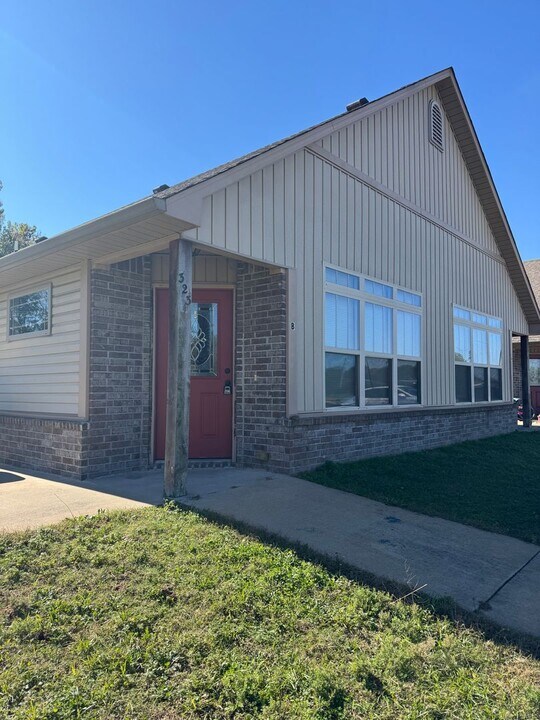 323 9th St in Charleston, AR - Building Photo