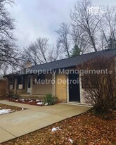 29822 Rock Creek Dr in Southfield, MI - Building Photo