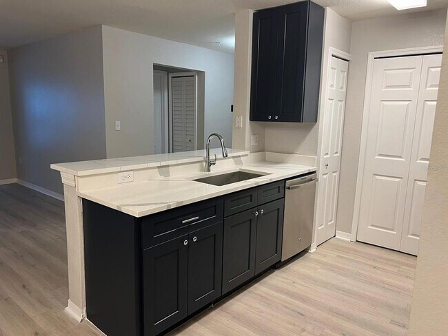 5455 Vineland Rd in Orlando, FL - Foto de edificio - Building Photo