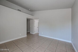 2134 E Robin Ln in Phoenix, AZ - Building Photo - Building Photo