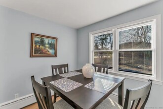 52 Montowese Ave in North Haven, CT - Building Photo - Building Photo