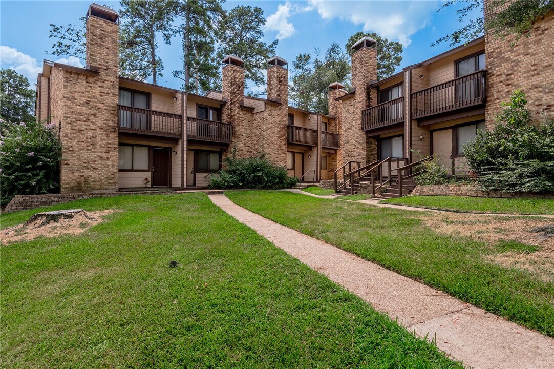 2521 Crosstimbers Dr in Huntsville, TX - Building Photo