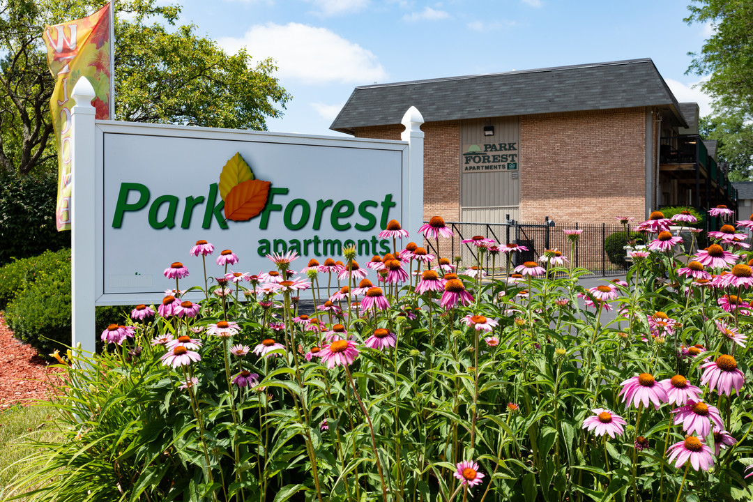 Park Forest in Dearborn Heights, MI - Building Photo