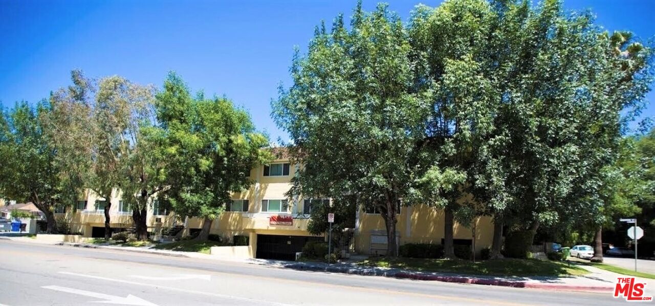 4405 Matilija Ave in Los Angeles, CA - Building Photo