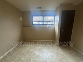 1095 Monterey Ct in Kelowna, BC - Building Photo - Building Photo