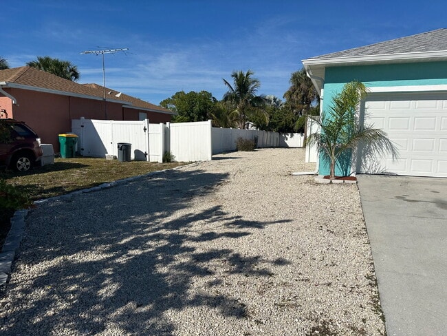 12140 Gulfstream Blvd in Port Charlotte, FL - Building Photo - Building Photo