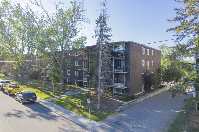 635 57th Ave SW in Calgary, AB - Building Photo - Building Photo