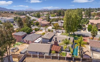 1762 Los Feliz Dr, Unit Unit C in Thousand Oaks, CA - Building Photo - Building Photo