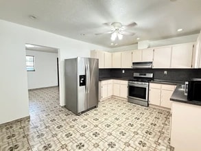 1310 W 30th St in Hialeah, FL - Foto de edificio - Building Photo