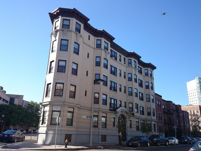 210 Hemenway St, Unit 9-10 in Boston, MA - Foto de edificio - Building Photo