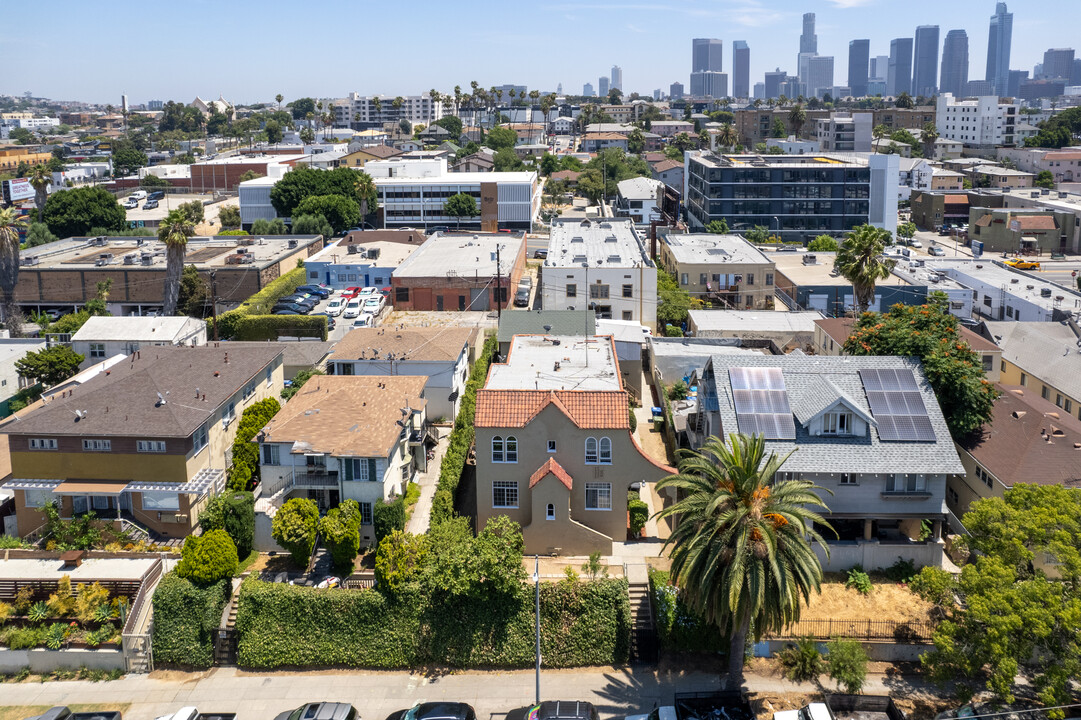 210 S Lake St in Los Angeles, CA - Building Photo