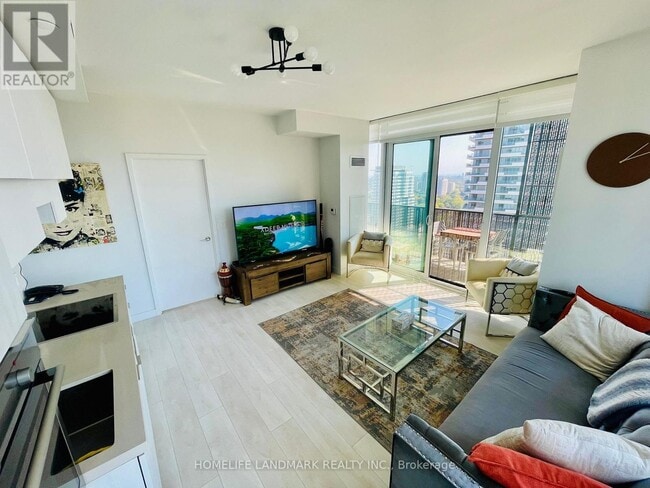 8 Eglinton Ave E in Toronto, ON - Building Photo - Building Photo