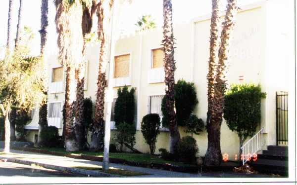 Mediterranean Apartments in North Hills, CA - Foto de edificio - Building Photo