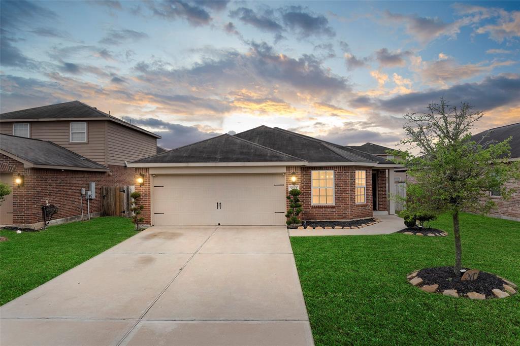 9811 North St in Rosharon, TX - Building Photo