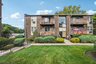421 Bloomfield Ave in Verona, NJ - Foto de edificio - Building Photo
