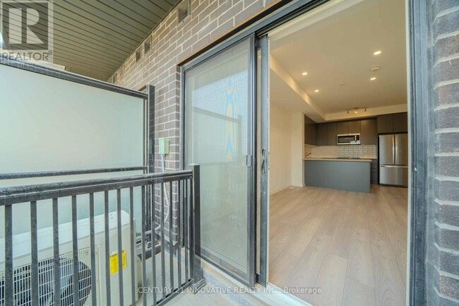 16 Lytham Grn Cir in Newmarket, ON - Building Photo - Building Photo