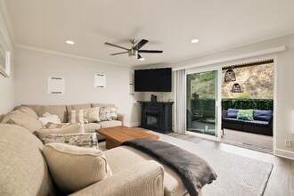 8503 Villa La Jolla Dr in San Diego, CA - Foto de edificio - Building Photo