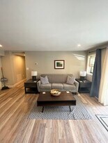 1398 Quechee-Hartland Rd in Hartford, VT - Building Photo