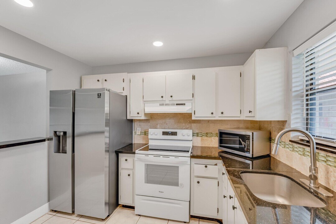 21915 Lake Forest Cir in Boca Raton, FL - Building Photo