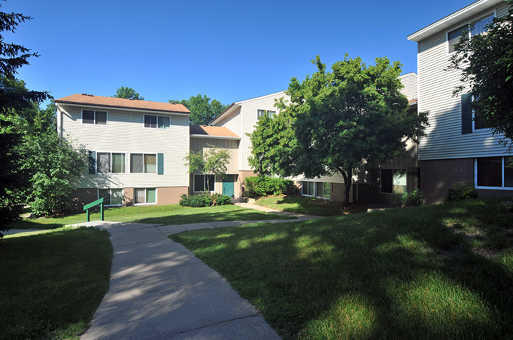 Prairie Meadows in Eden Prairie, MN - Building Photo