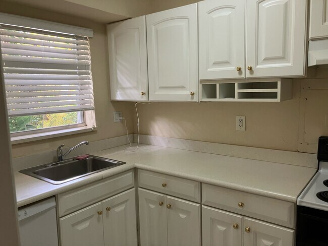 5590 SW 78th St, Unit Unit B in Miami, FL - Building Photo - Building Photo