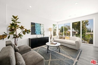 1959 1/2 S Preuss Rd in Los Angeles, CA - Building Photo - Building Photo