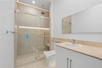335 S Biscayne Blvd in Miami, FL - Building Photo - Building Photo