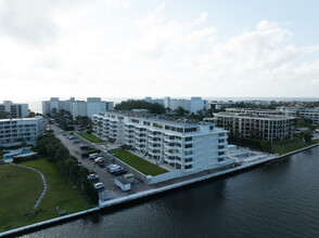 Carlyle House in Palm Beach, FL - Foto de edificio - Building Photo