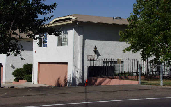 2560 Bancroft Dr in Spring Valley, CA - Foto de edificio