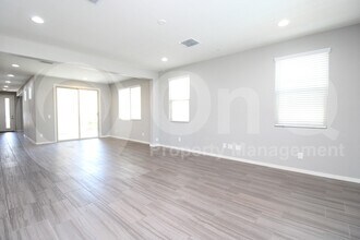2100 E Wisteria Dr in Chandler, AZ - Foto de edificio - Building Photo